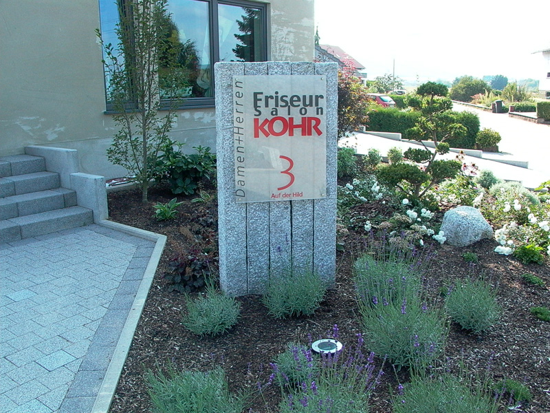 Acrylglasschild an Granitstelen