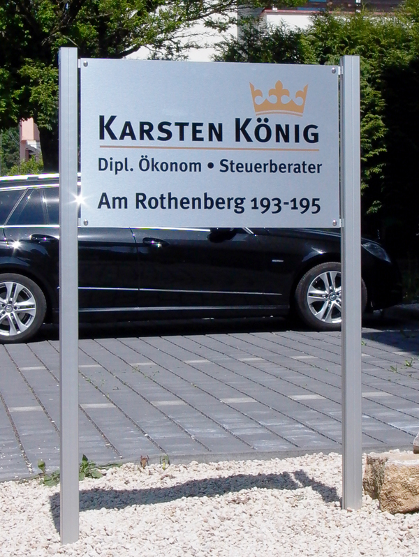 Schild in Edelstahloptik an Rechteckpfosten