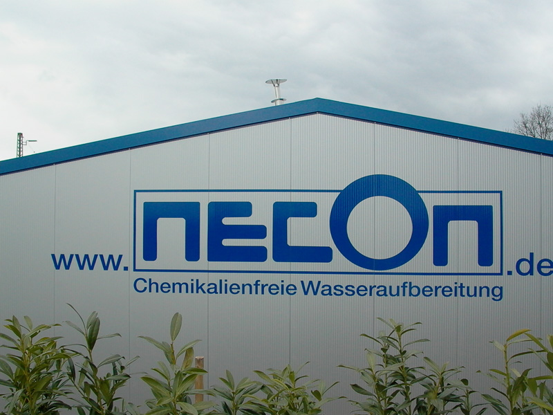 Hallenbeschriftung auf Wellplatten