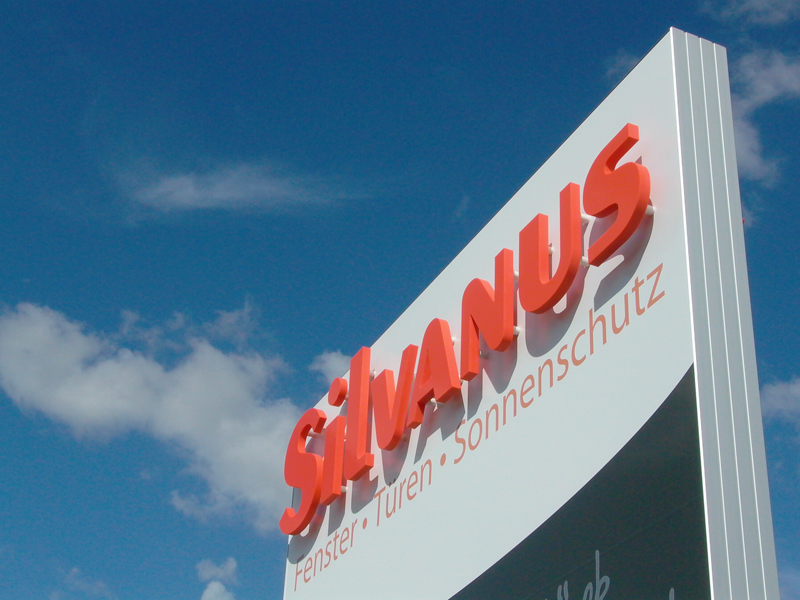 Werbestele mit aufgesetzen Acrylbuchsaben