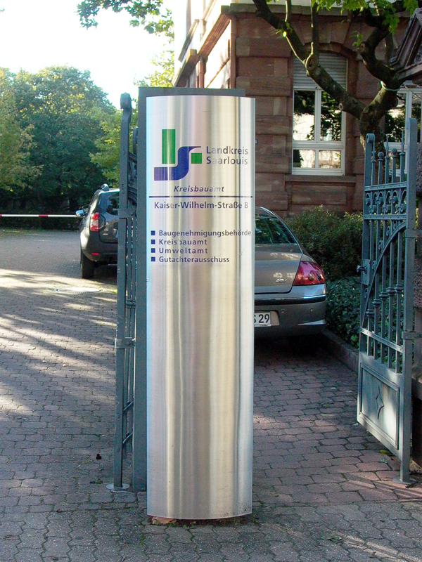 Gebürsteter Edelstahlpylon