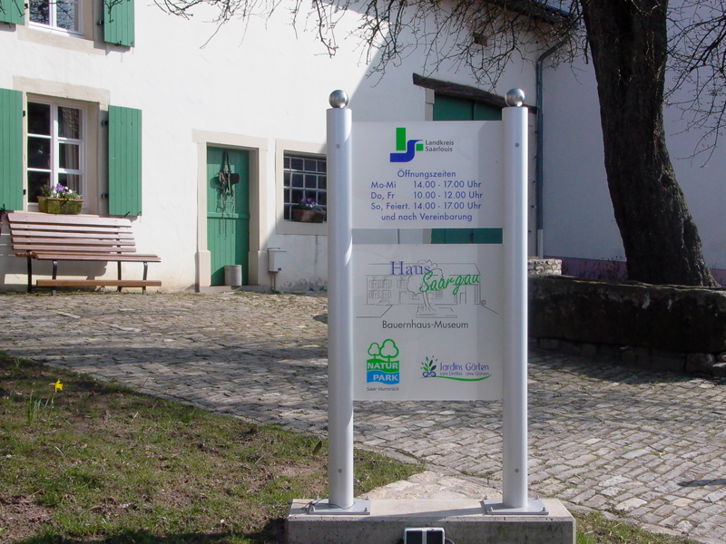 Arylglasschilder an Rohrpfosten